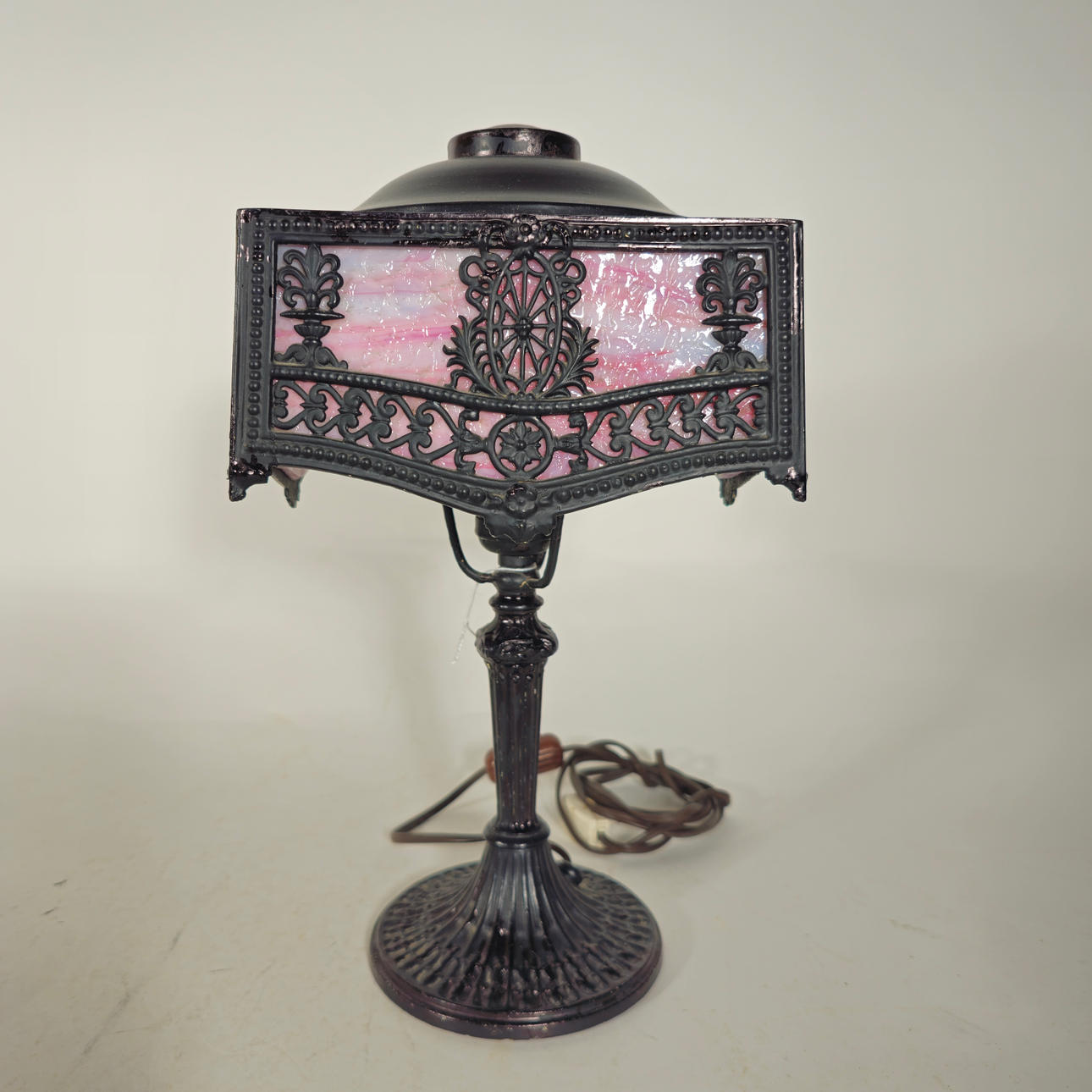 ART DECO TABLE LAMP.