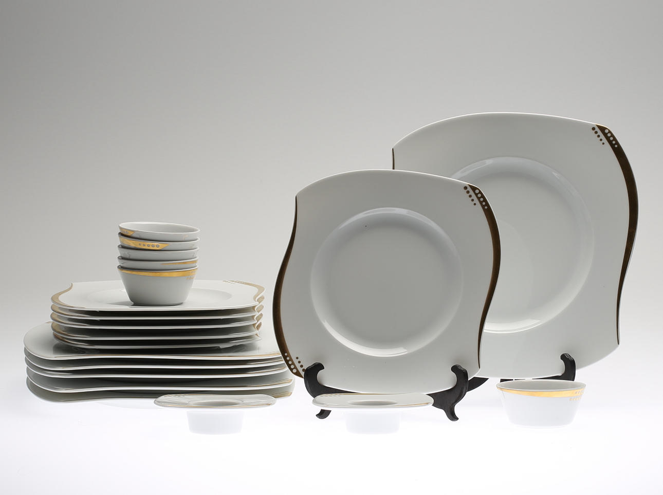 MATSERVISDELAR, 20 delar, porslin, "Noblesse", Fyrklövern.