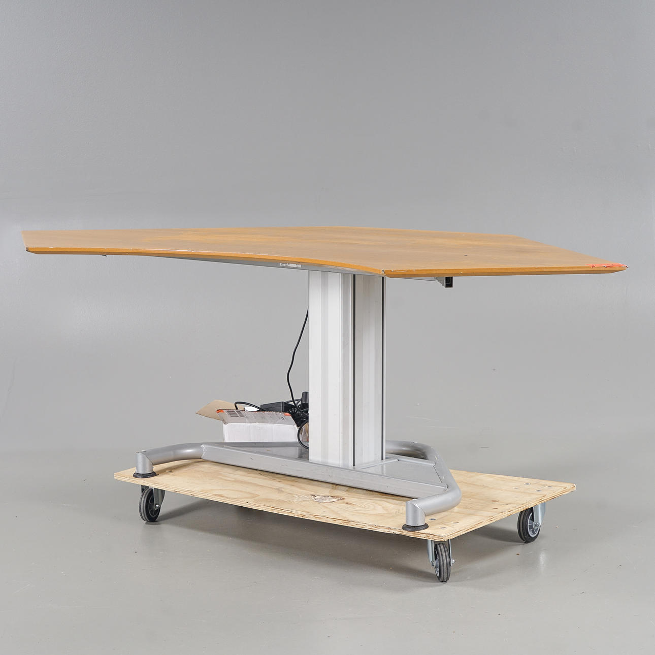 DESK Electric raising/lowering.