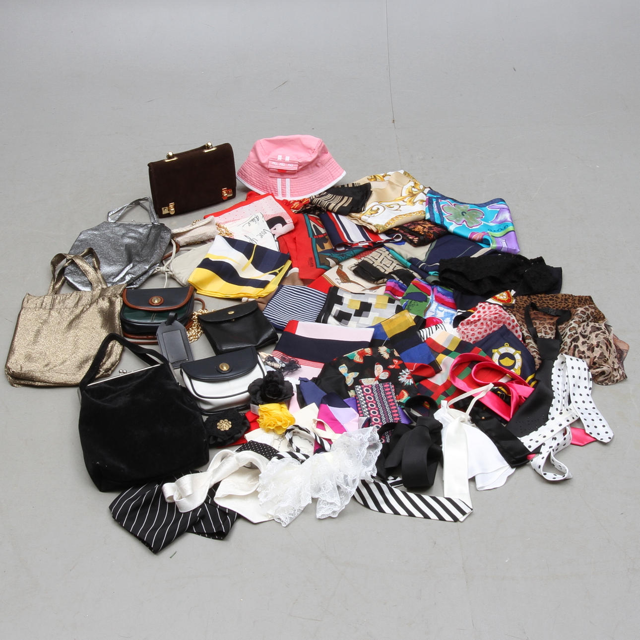 SJALAR/SCARVES, ca 28 st, VÄSKOR, 7 st, bland annat Brandahl samt Jane Shilton.