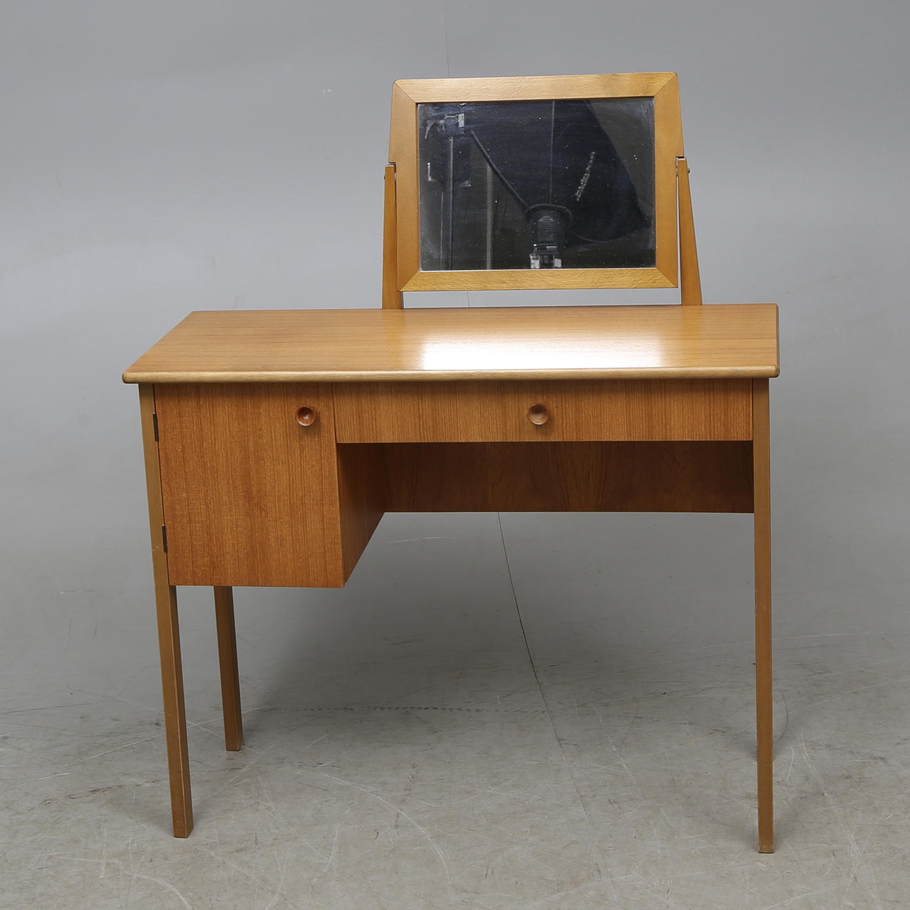 TOALETTBORD, 1900-talets andra hälft.