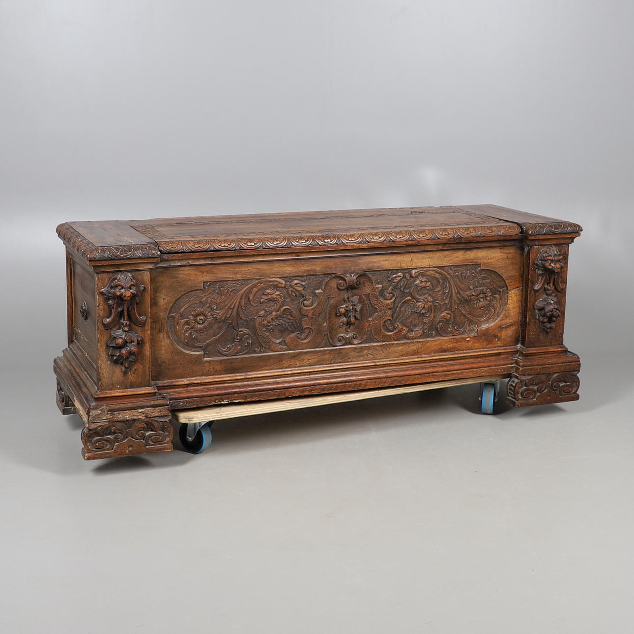 EN ITALIENSK VALNÖTBOXBAS SÄTTER SIG.