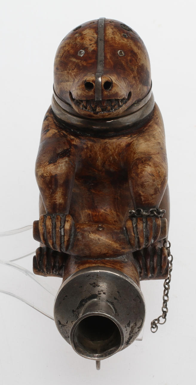 PIPHUVUD, silver och björk, i form av björn, silverstämplar Otto Wilhelm Kjellberg Västerås, 1866.