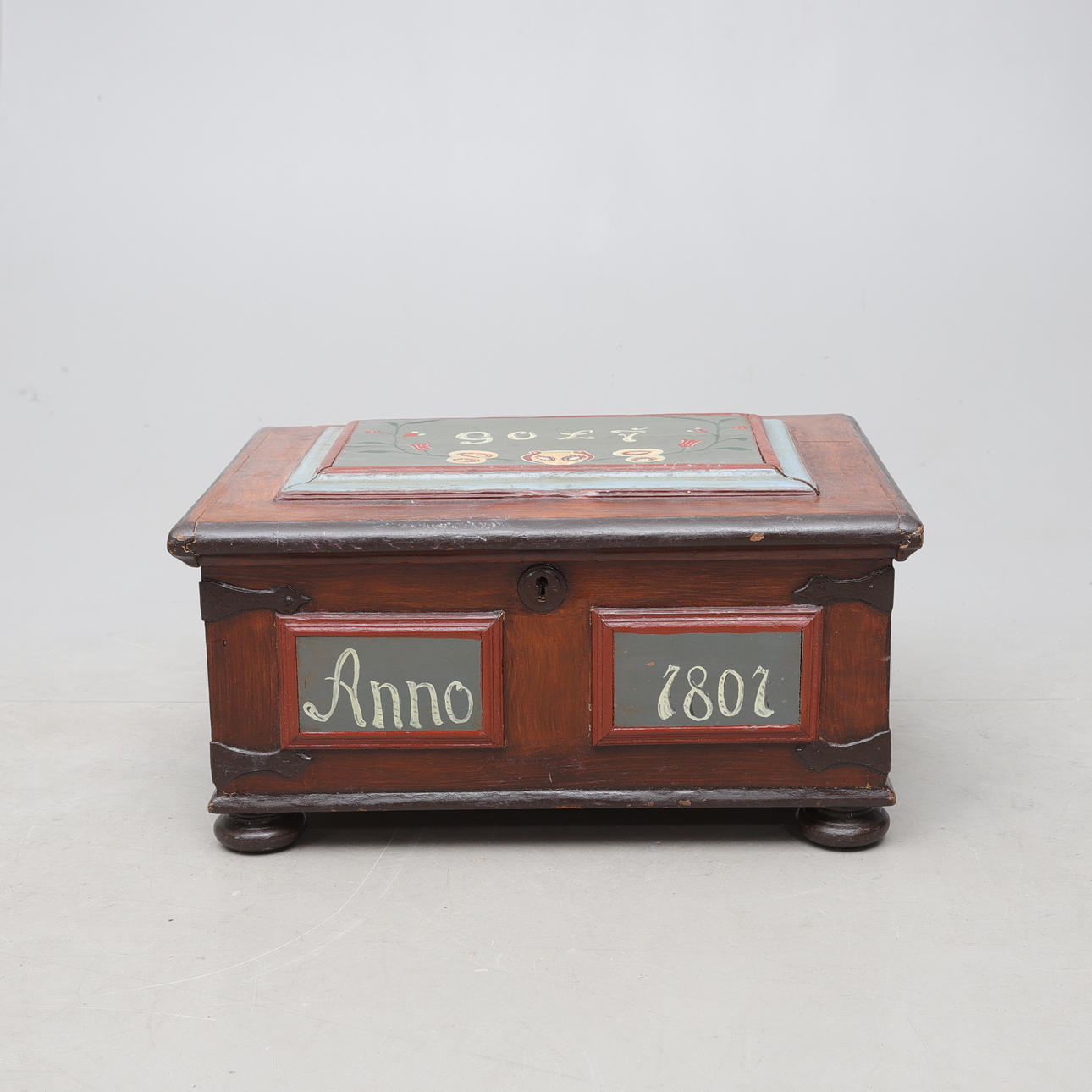 Kiste, altmuligmand, med datoen 1801.