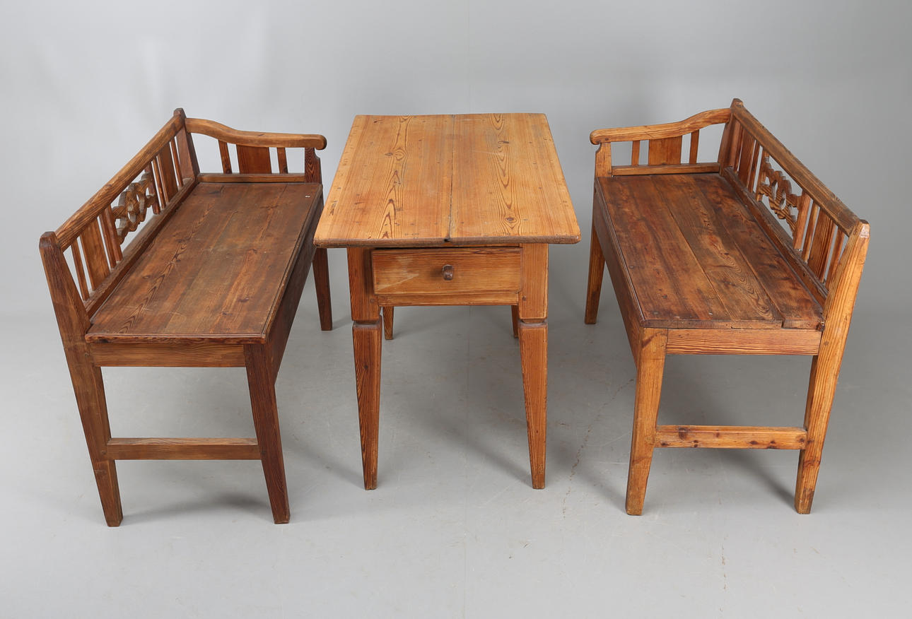 SOFFOR samt BORD, 3 delar, 17/1800-tal.