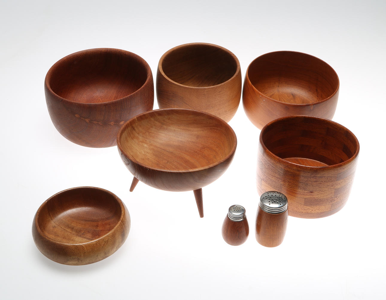 SKÅLAR samt KRYDDKAR, 8 delar, teak, 1900-tal.