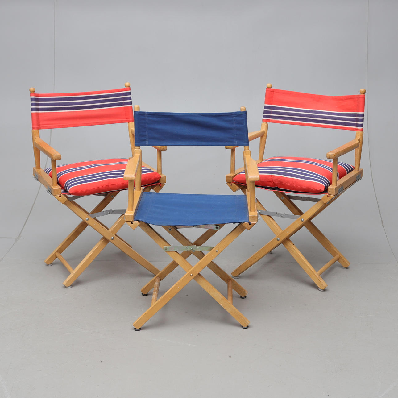 REGISSÖRSSTOLAR, 3 st, 1900-talets andra hälft.