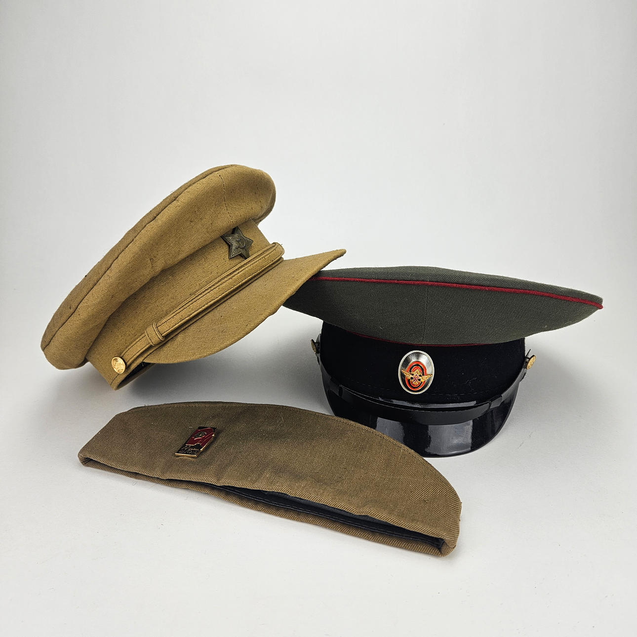 A set of 3 caps, Russia. Weapons & Militaria - Armour & Uniform - Auctionet