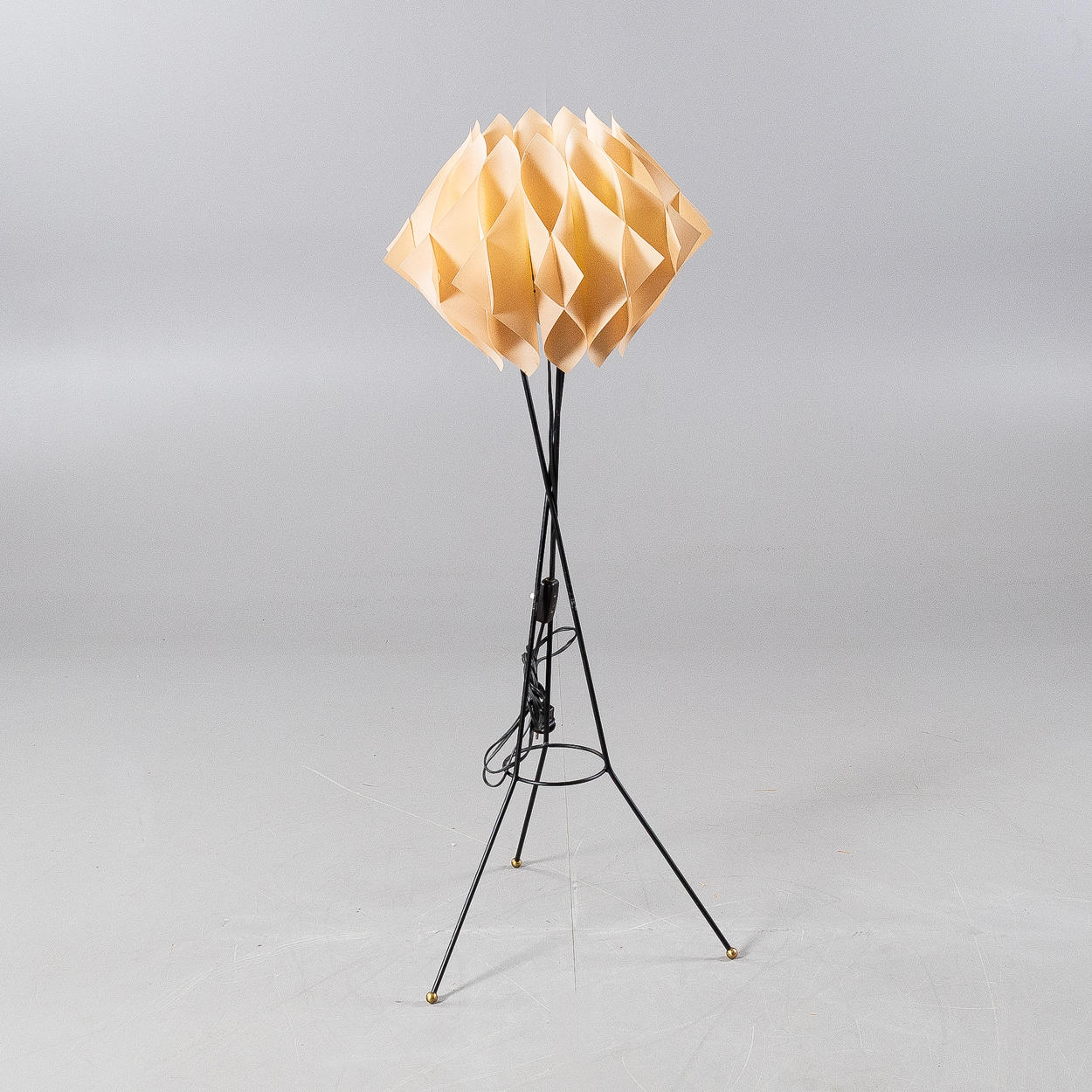 GULVLAMPE, plastskærm, stålramme, 20. århundrede.