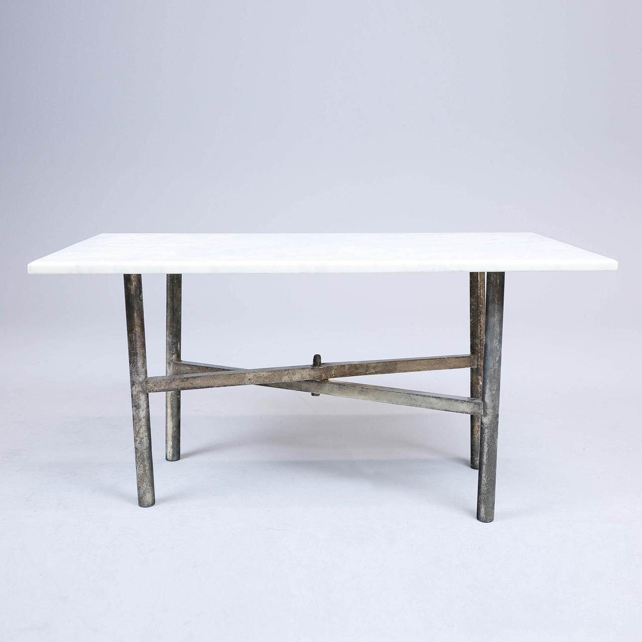 MARMORINEN MATALA PÖYTÄ.