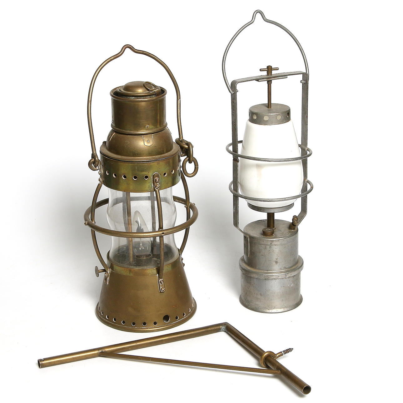 STORMLYKTA och KARBIDLYKTA, 2 st, bl.a. Eskilstuna MF AB. 1900-tal.