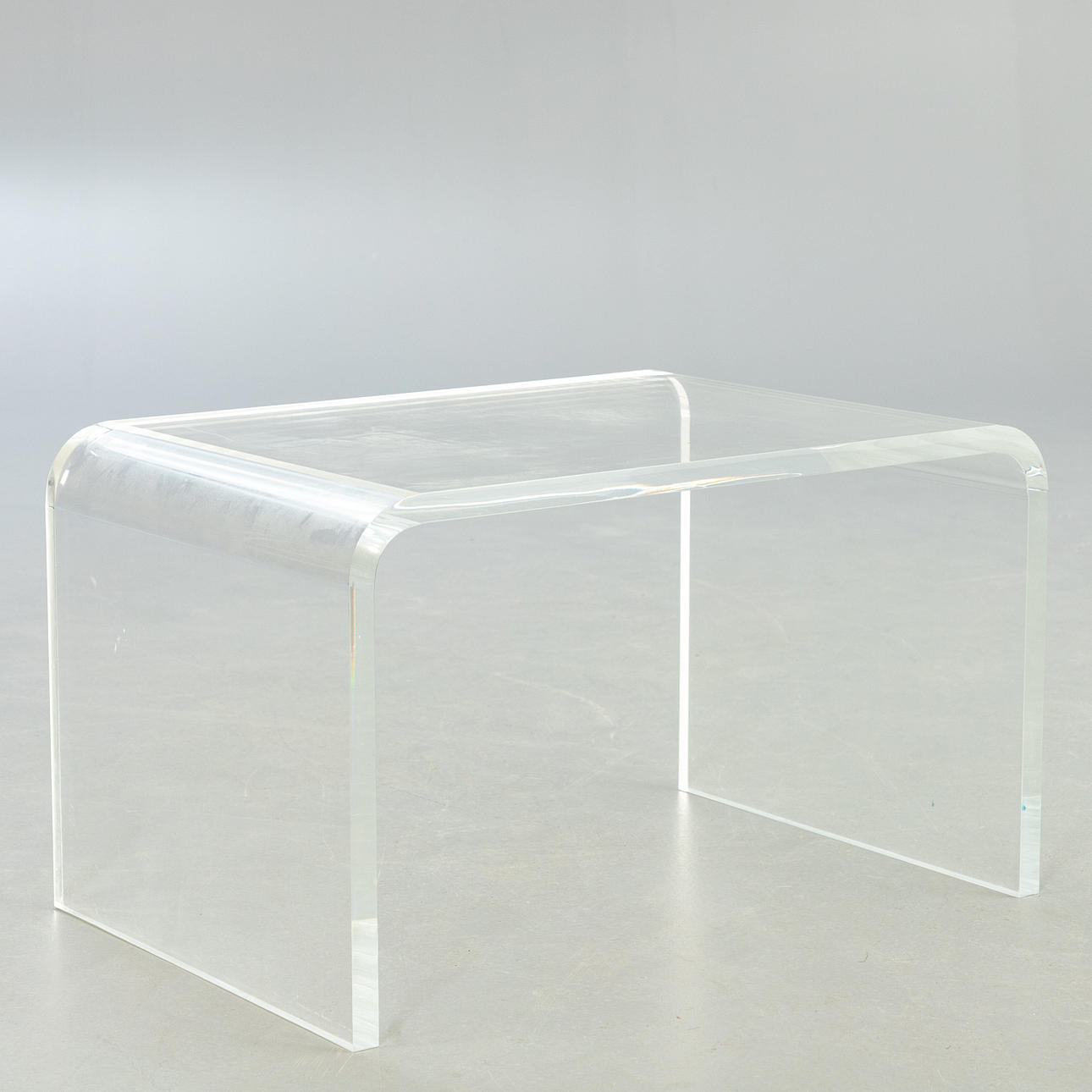 akryylilasi sivupöytä.