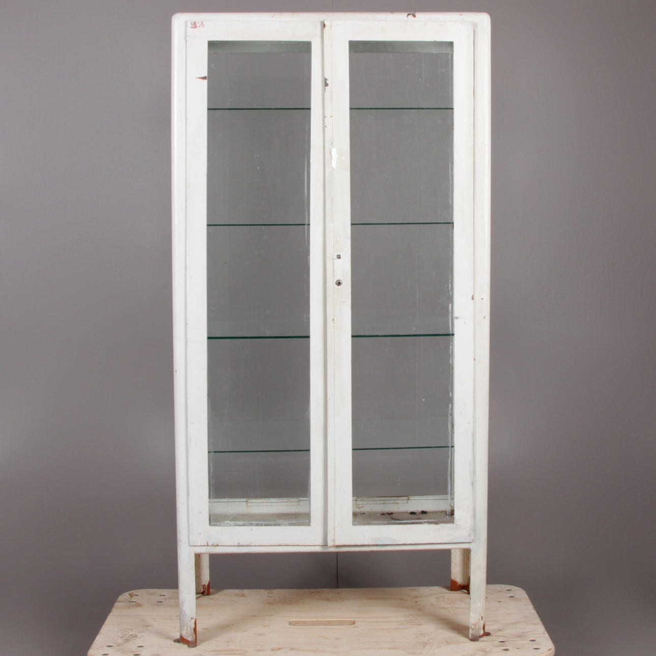 LÄKARSKÅP, metall och glas, 1900-talets första hälft.