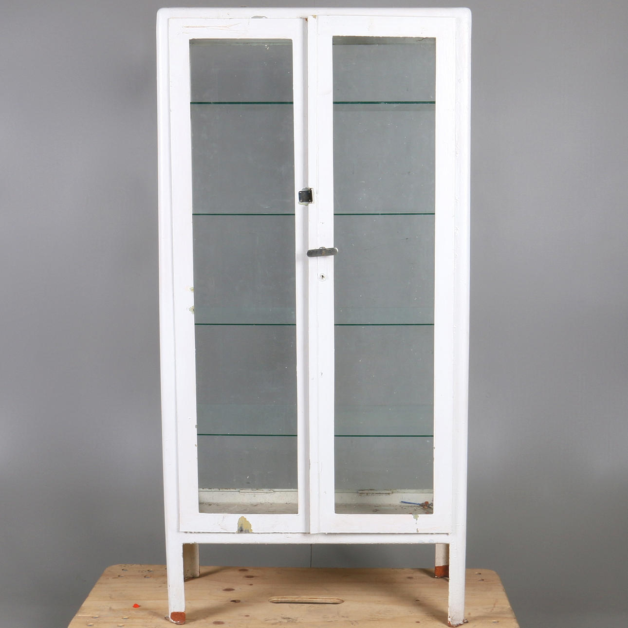 LÄKARSKÅP, metall och glas, 1900-talets första hälft.