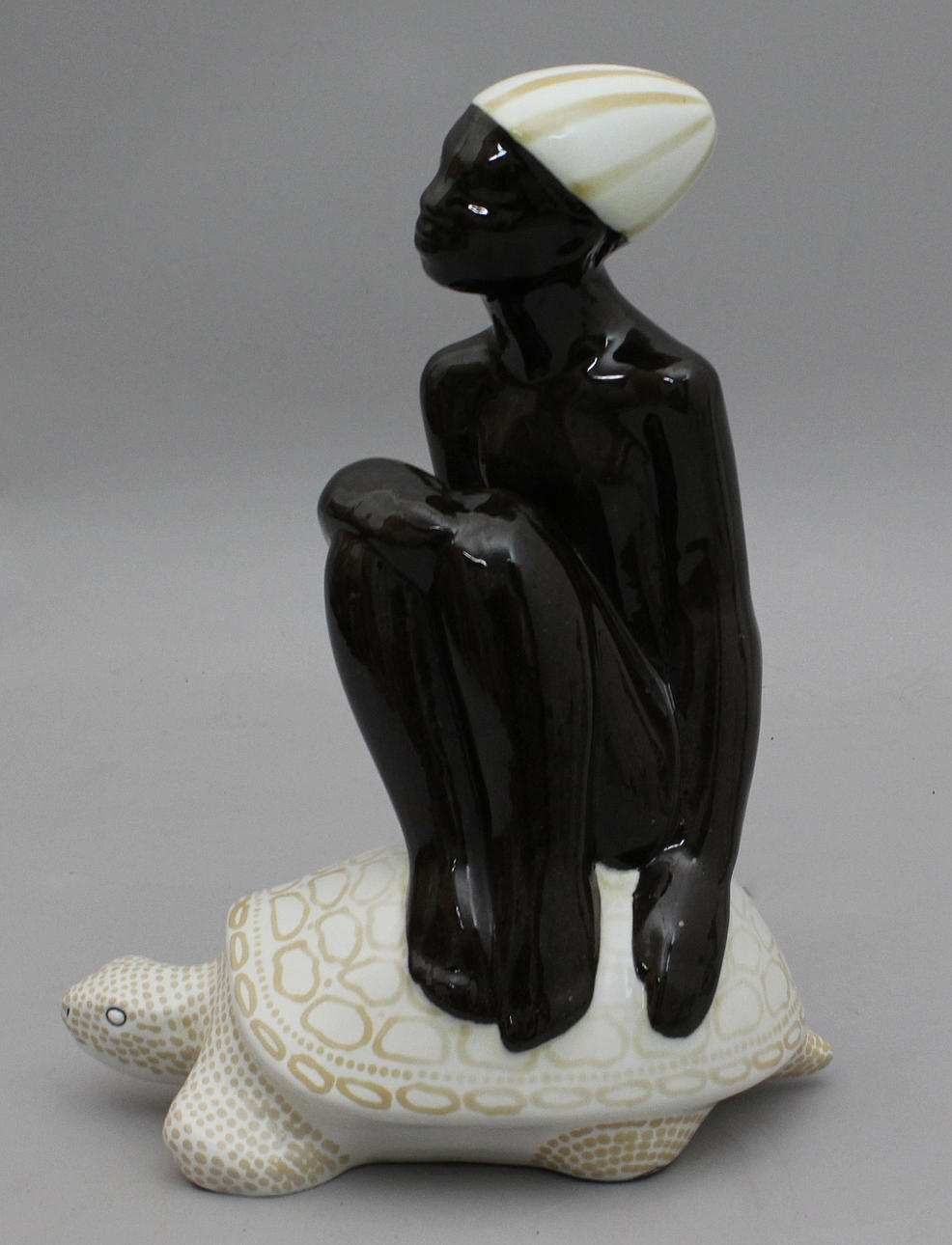 MARI SIMMULSON. FIGURIN, stengods. Uppsala-Ekeby, 1900-talets mitt.