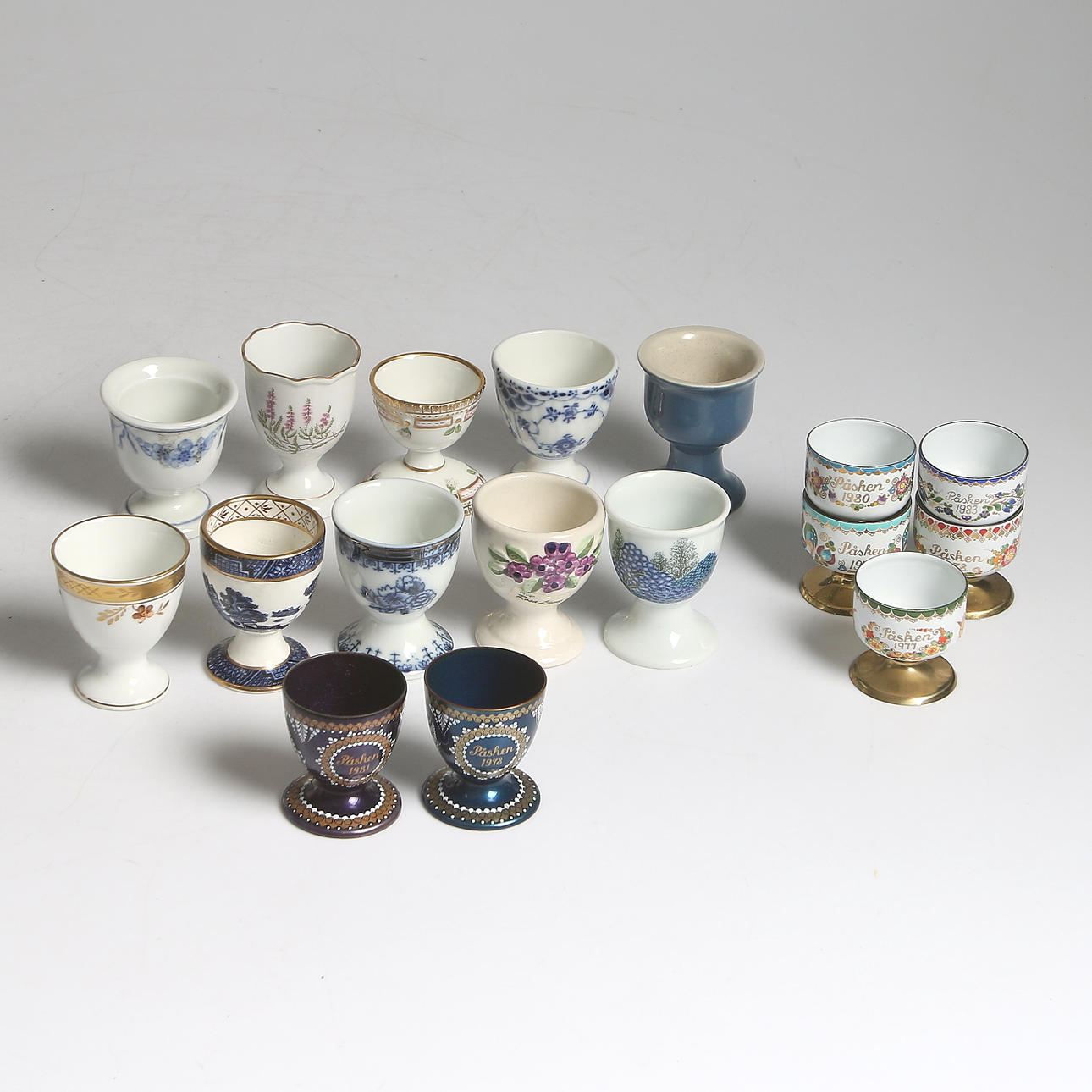 ÄGGKOPPAR, 17 st, porslin och metall. Bl.a. Flora Danica" Royal Copenhagen.