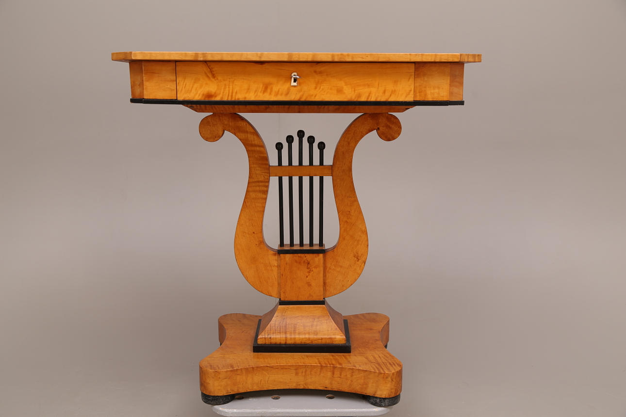 SYBORD, björk, lyrmodell, med låda, ingår sybehör, 18-/1900-tal.