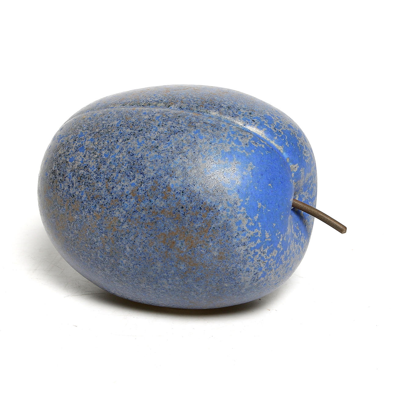 KAJ FOGELBERG. Skulptur, stengods, plommon, signerad och numrerad 285/500, egen verkstad.