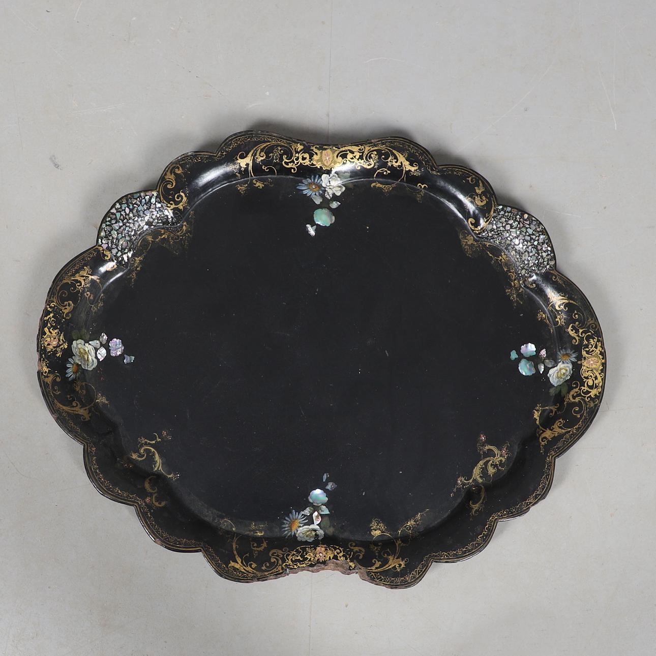 EIN SCHWARZ LACKIERTES TABLETT AUS PAPPMACHÉ (PAPPMACHÉ).