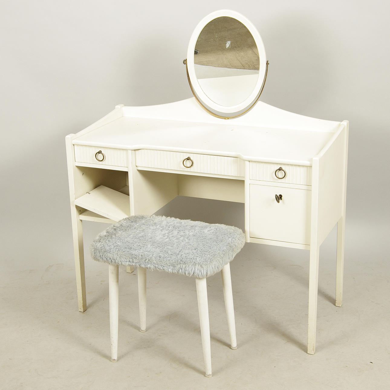 SMINKBORD, vitmålad, 1960-tal, med pall.