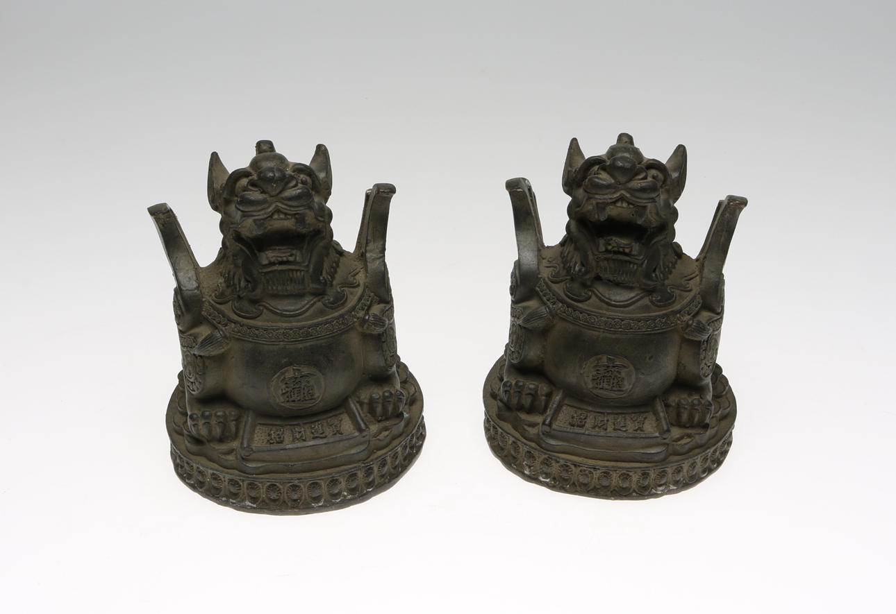 TEMPELLEJON, 2 st, brons, sigillstämplade, Kina.