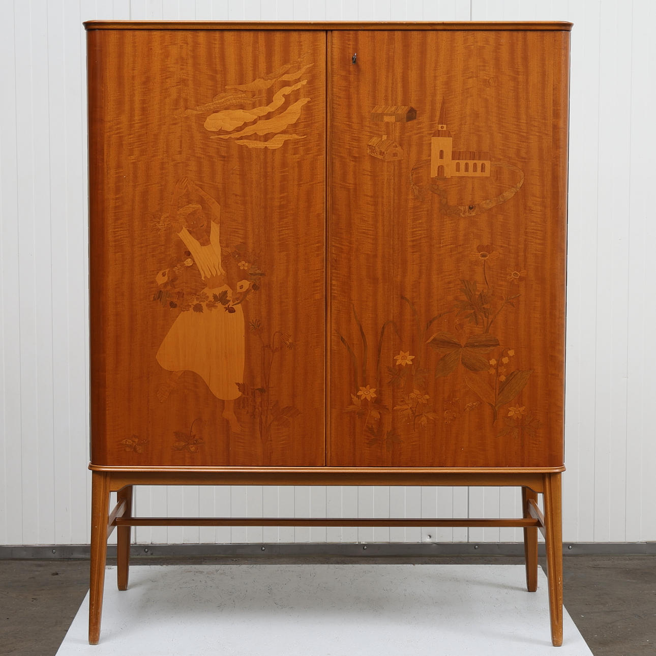 Ein Schrank, erste Hälfte des 20. Jahrhunderts.