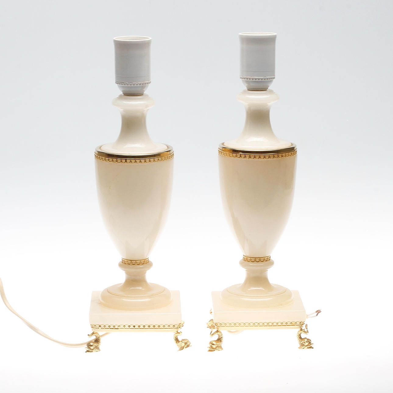 BORDSLAMPOR, ett par, alabaster, empirestil, 1900-tal.