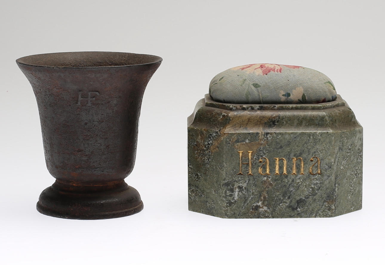 MORTEL, Hälleforsbruk, 1700-tal. samt, SYBARON, kolmårdsmarmor, 1900-tal.