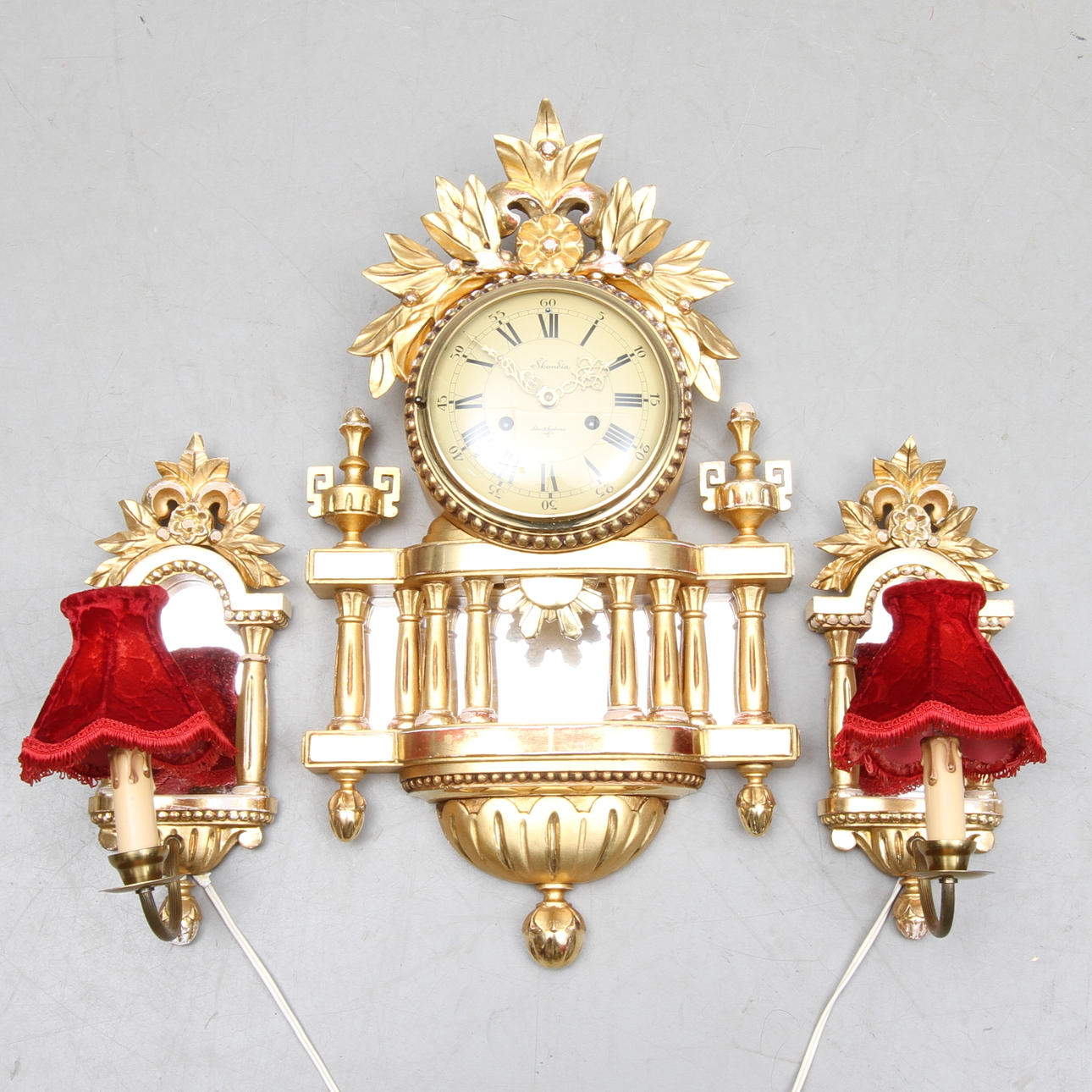 VÄGGPENDYL och LAMPETTER, ett par, gustaviansk stil, 1900-talets andra hälft.