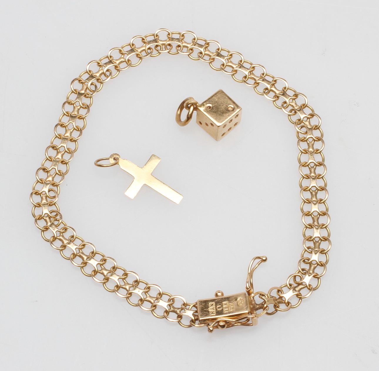 ARMBAND X-LÄNK samt TVÅ HÄNGEN, 18k guld, total vikt ca 7,7 gr.