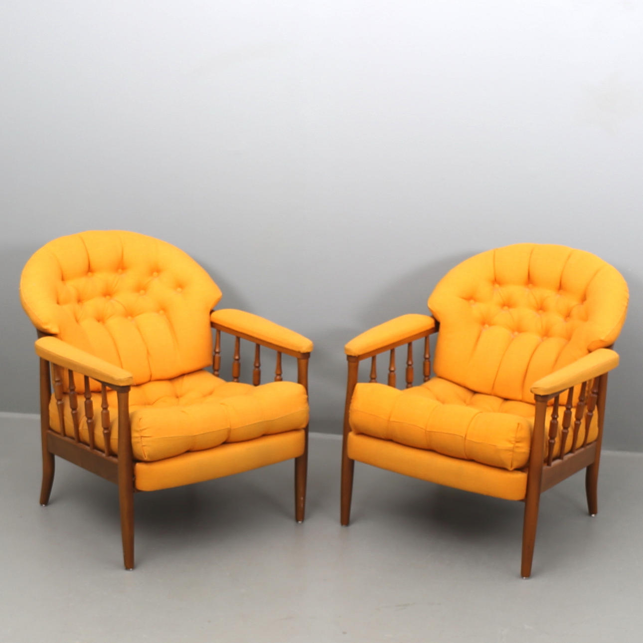 FÅTÖLJER, ett par i betsad bok med orange klädsel. 1960-tal.