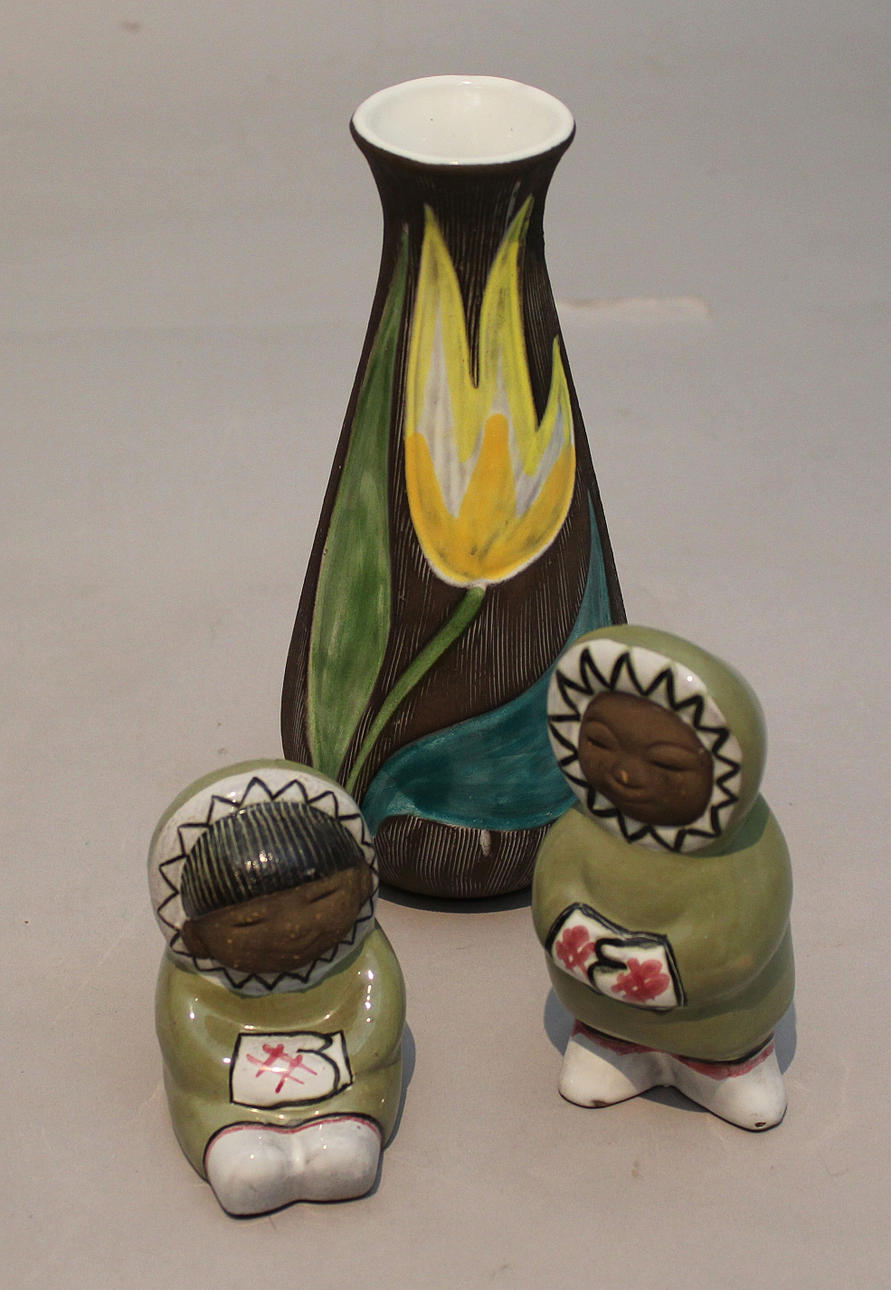 MARI SIMMULSON. Figuriner+vas (3), Eskimåer, stengods, Uppsala-Ekeby.
