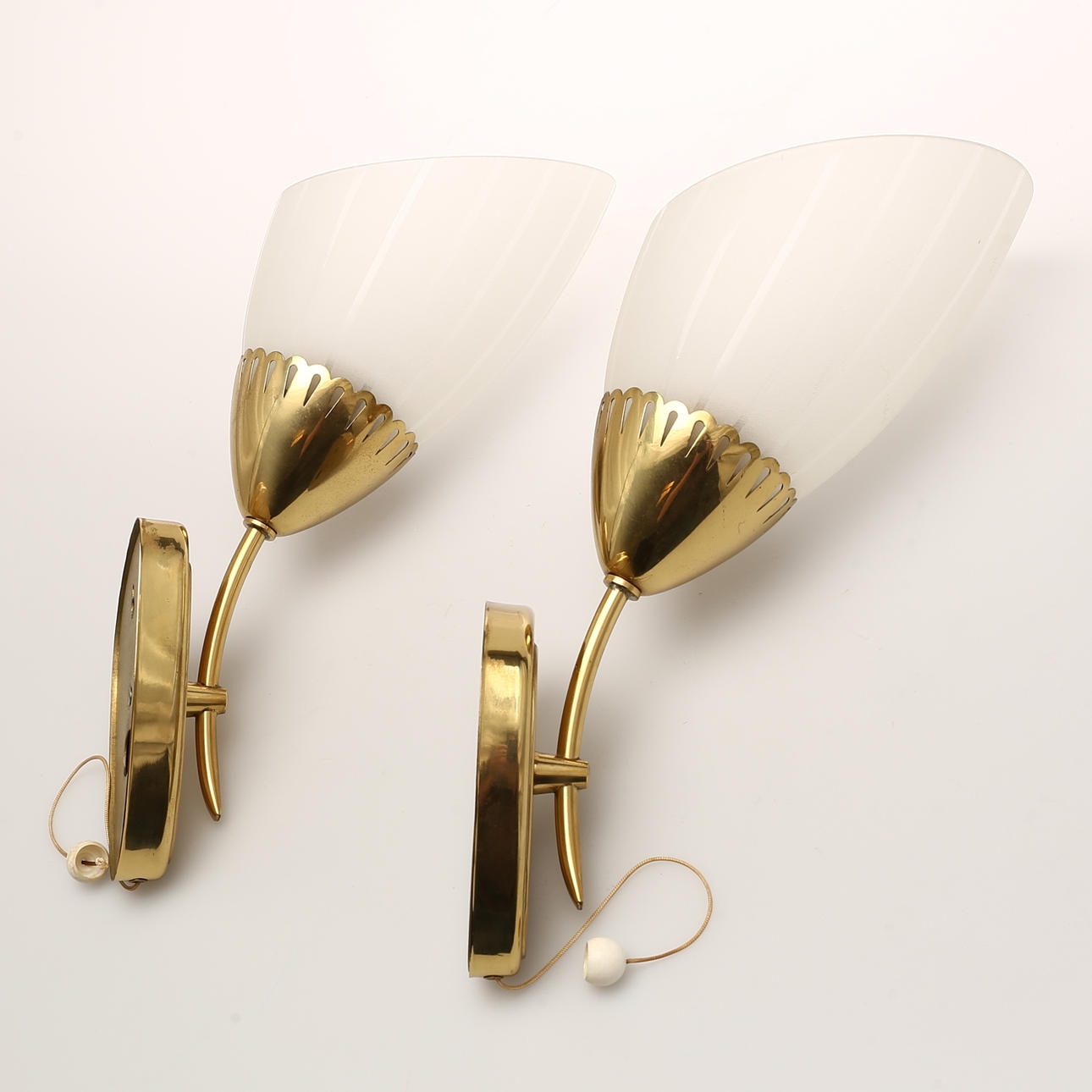 VÄGGLAMPETTER, ett par, glas och mässing.