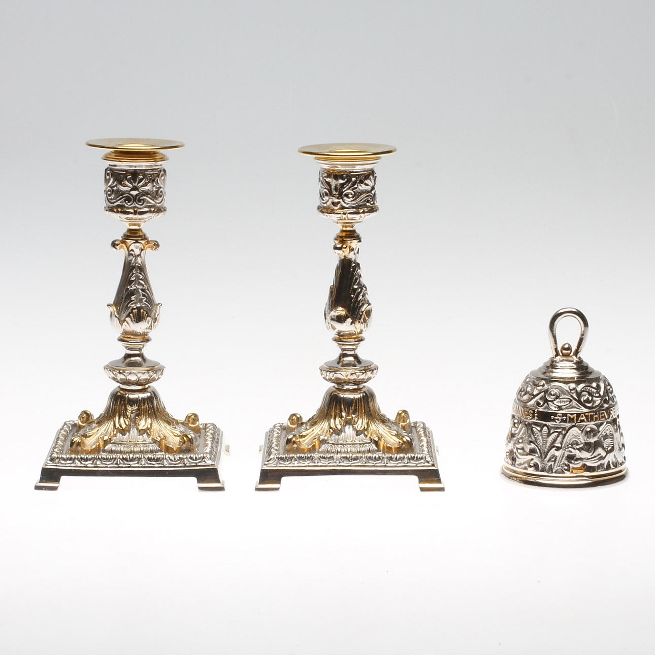 LJUSSTAKAR, ett par samt BORDSPINGLA, 1900-tal.