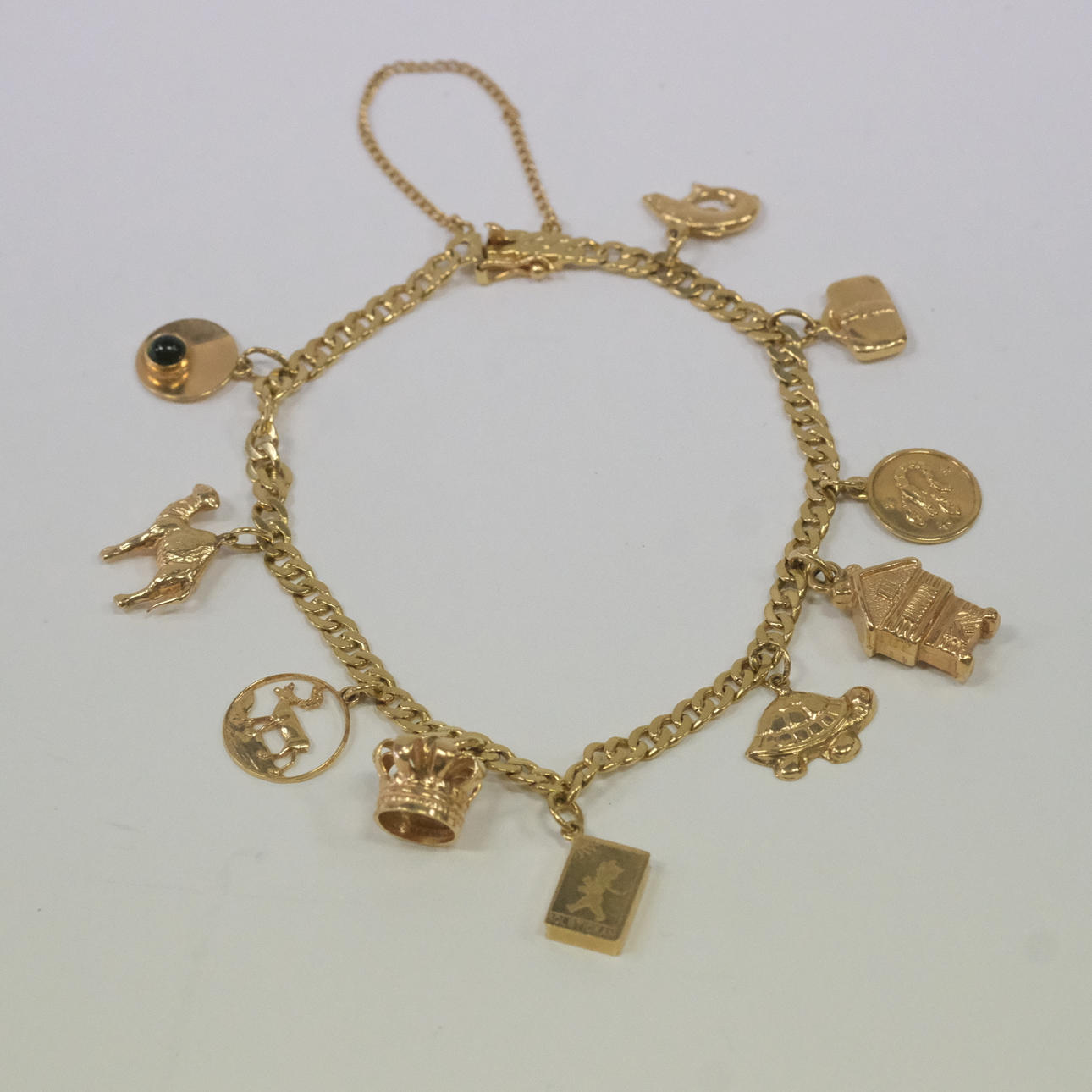 PULSERA CON DIJES, ORO DE 18 QUILATES.