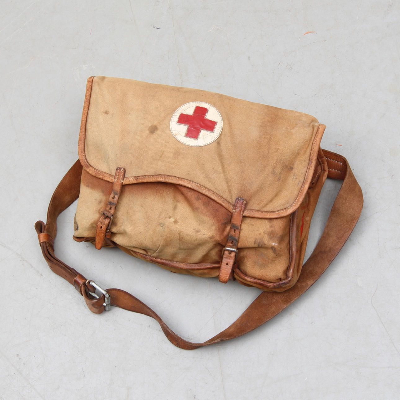 FÖRBANDSVÄSKA, märkt med Röda Korsets märke, 1900-tal.