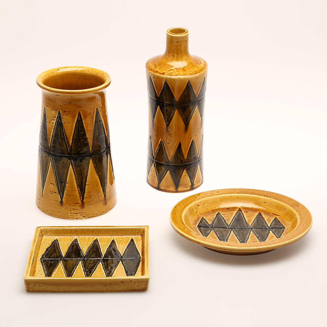 VASER, 2 st, FAT, 2 st. "Harlekin" Rörstrand, Gunnar Nylund.