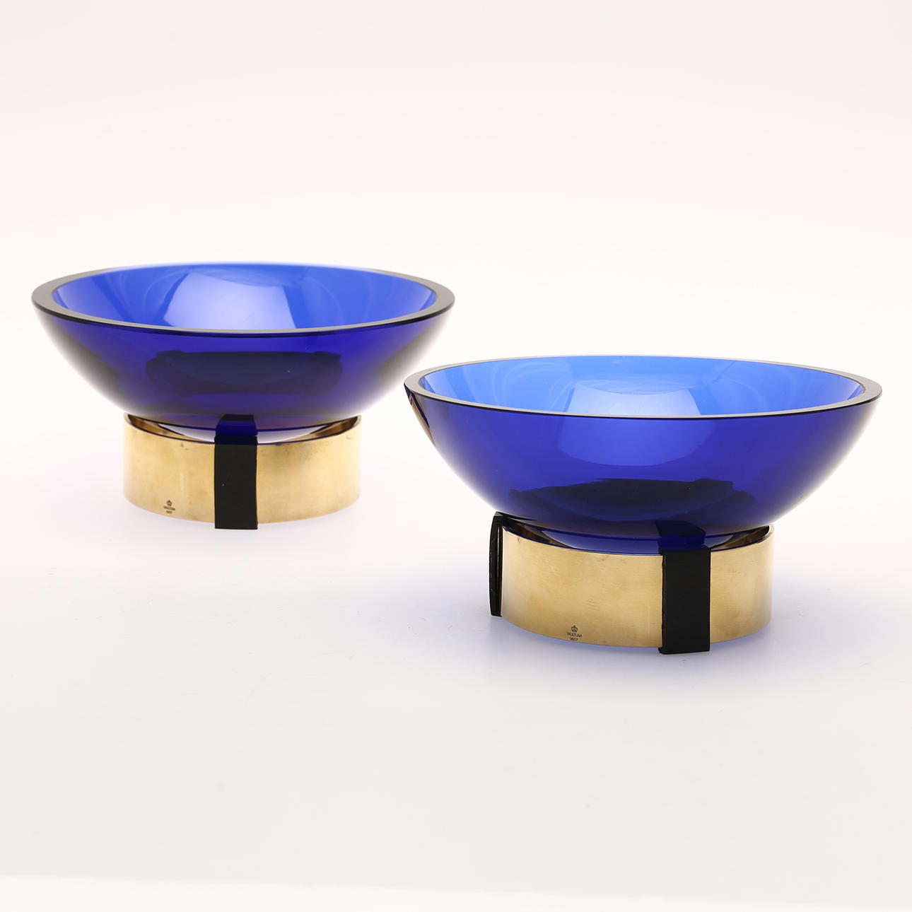 SKÅLAR, ett par, mässingsfot. Skultuna.