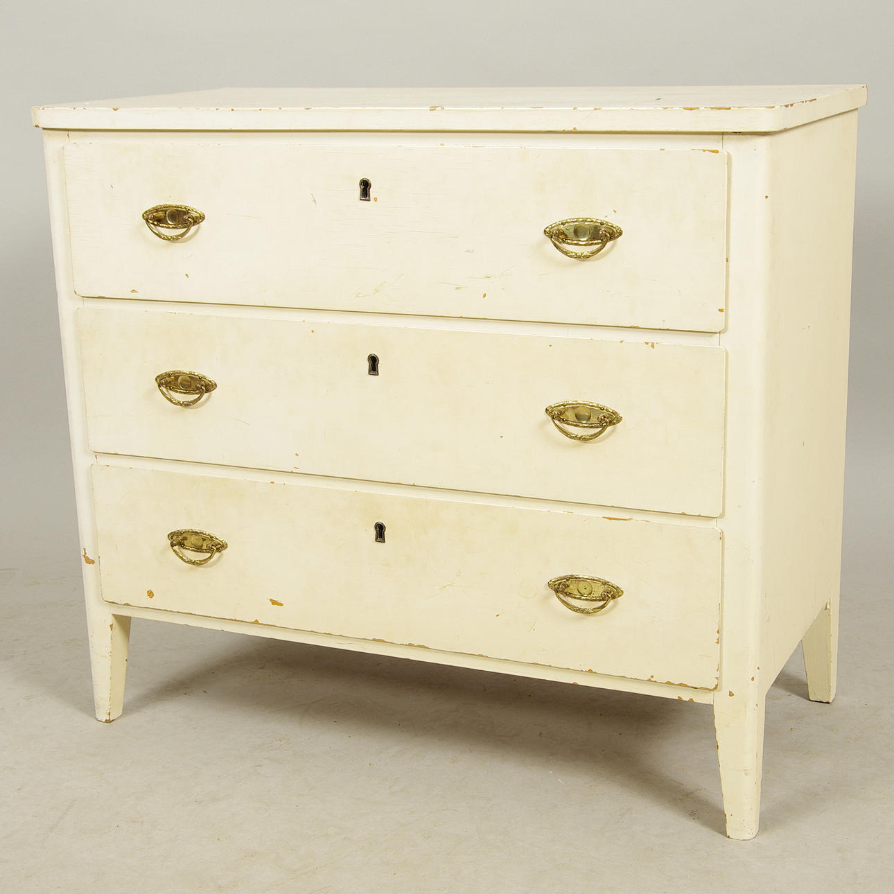 BYRÅ, 3-lådig, vitmålad, 1900-talets mitt.