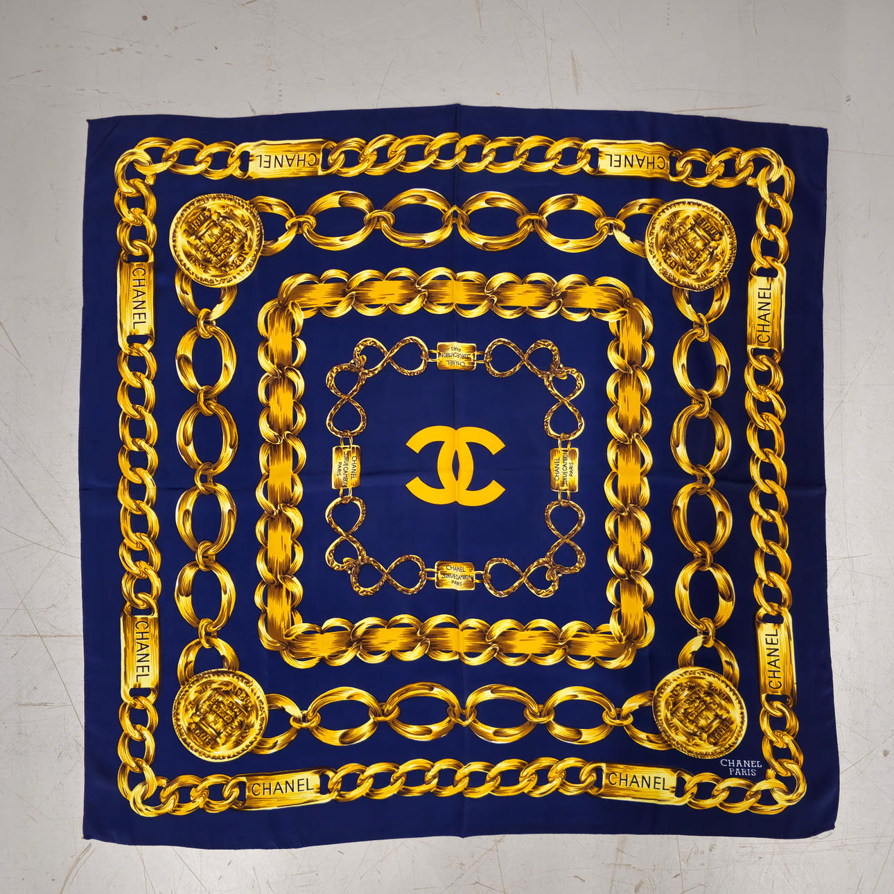 PAÑUELO DE CHANEL EN SEDA CON CADENAS.