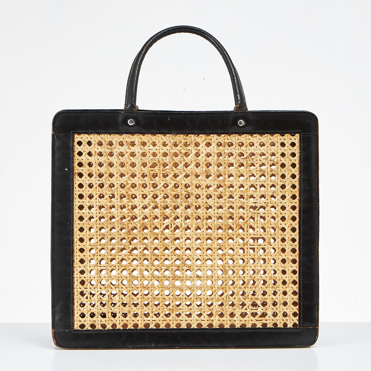 PALMENGRÜN. Handtasche, schwarzes Leder und Rattan.