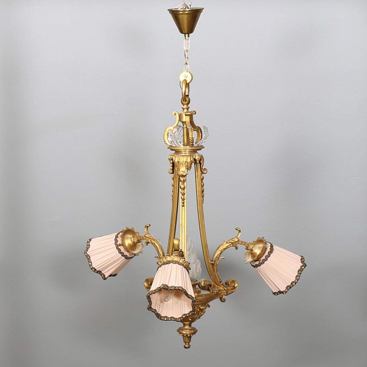 TAKKRONA i Louis XVI-stil av förgylld brons, för tre ljus. Tidigt 1900-tal.