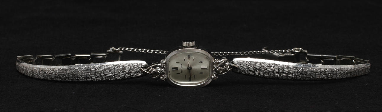 DAMARMBANDSUR, Bulova, boett 14k vitguld med mindre diamanter.