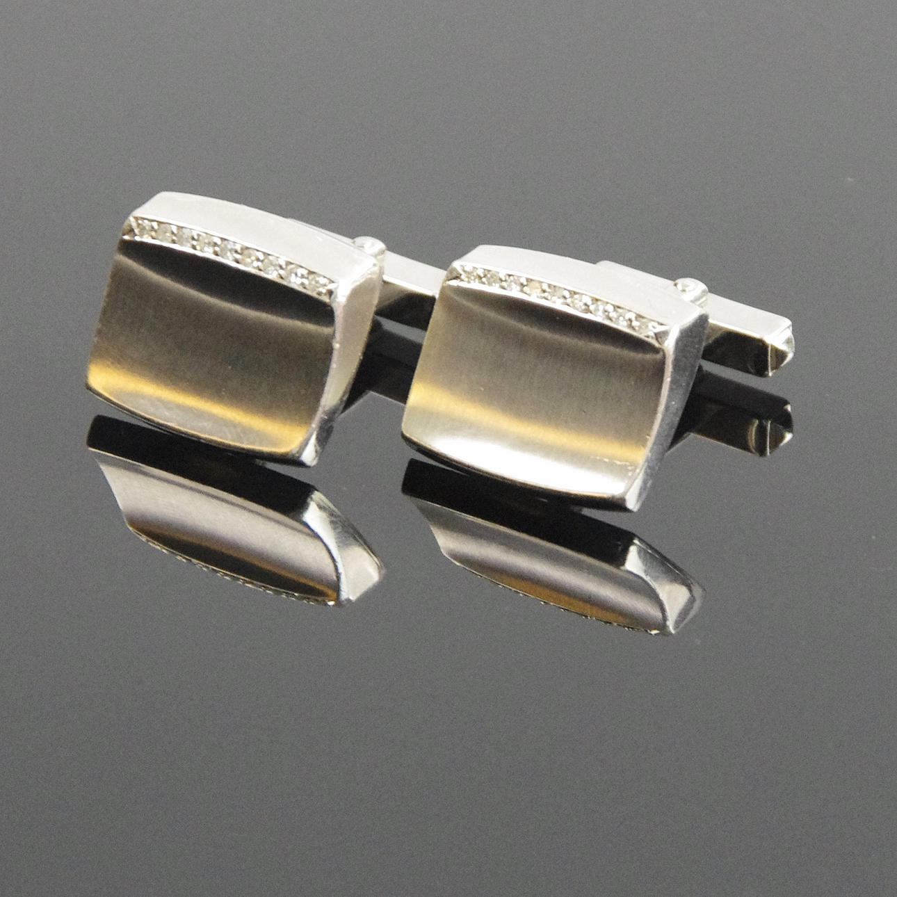 MANSCHETTKNAPPAR, 1 par, 18K vitguld med 18 små diamanter.