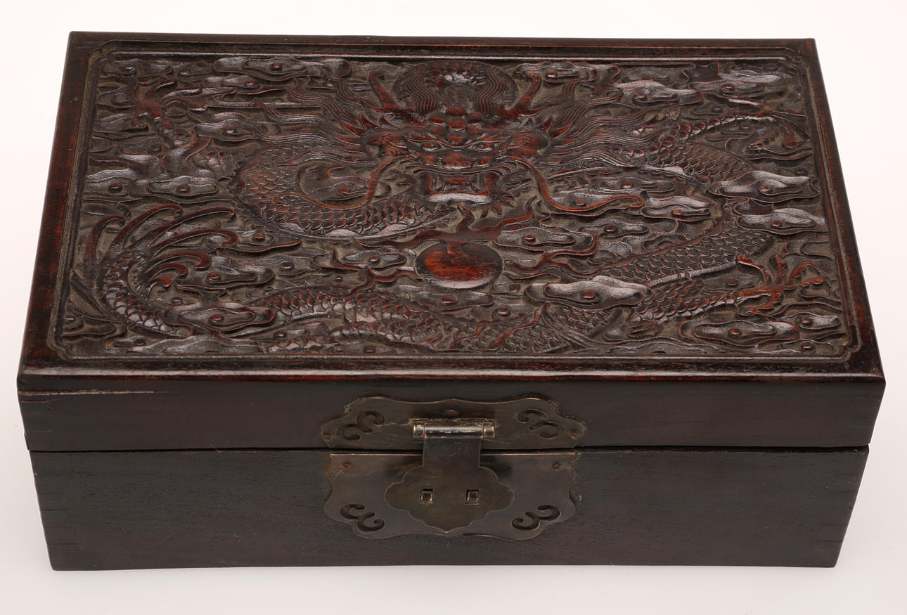 SKRIN MED LOCK, Kina. Rikt skuren relief med drakar.