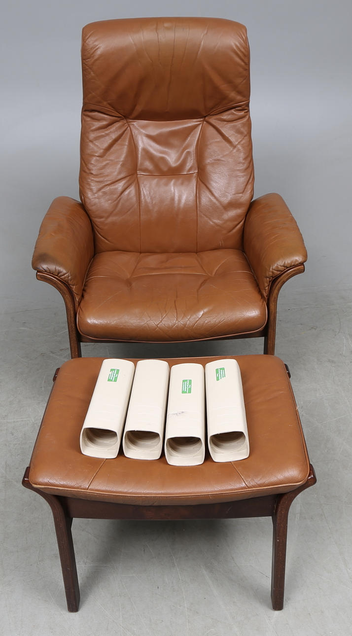 FÅTÖLJ med FOTPALL, G-Möbel, Nässjö, 1900-talets senare del.