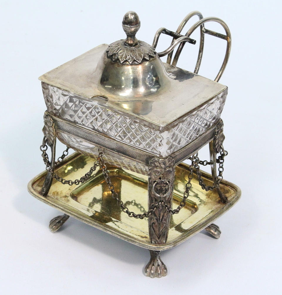 KRYDDSKRIN, silver och glas, 1817, silvervikt 258 g.