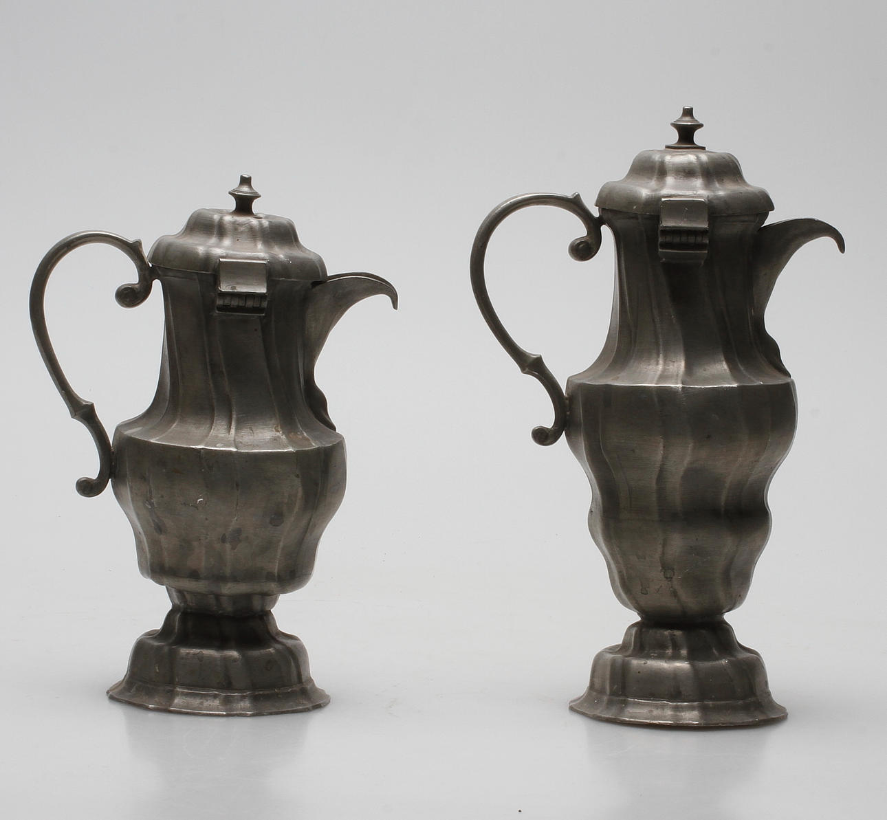 VINKANNOR, 2 st, tenn, rokokostil, Tyskland, 1800-tal.