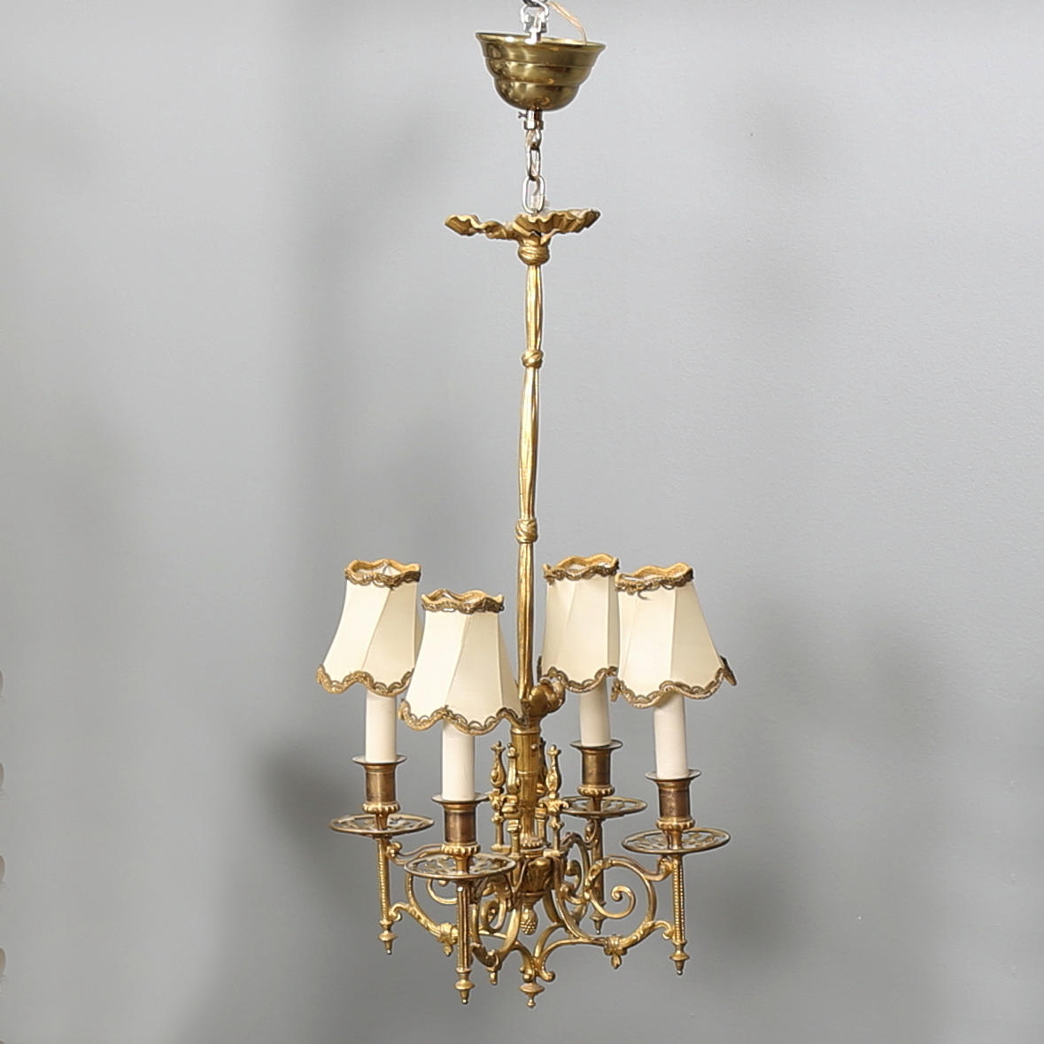 TAKKRONA i Louis XVI-stil, för fyra ljuspunkter. 1900-tal.