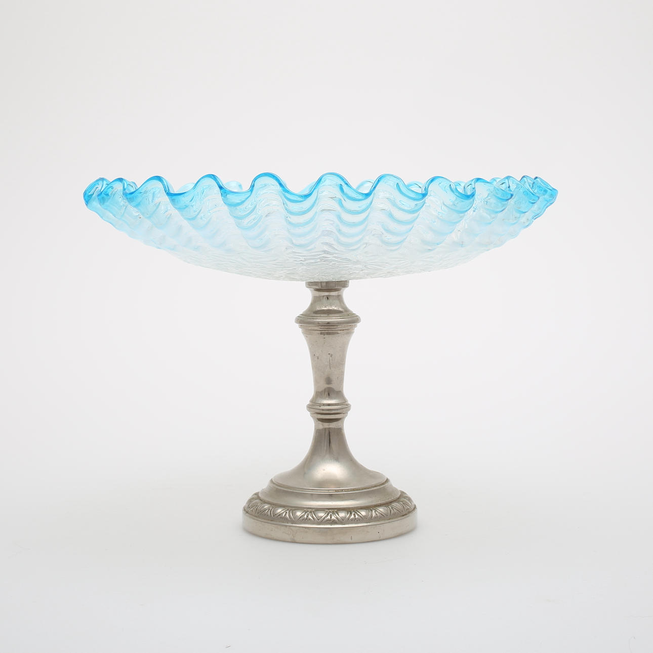 SKÅL PÅ FOT, veckad glasskål på nickelfot, 1800/1900-tal.